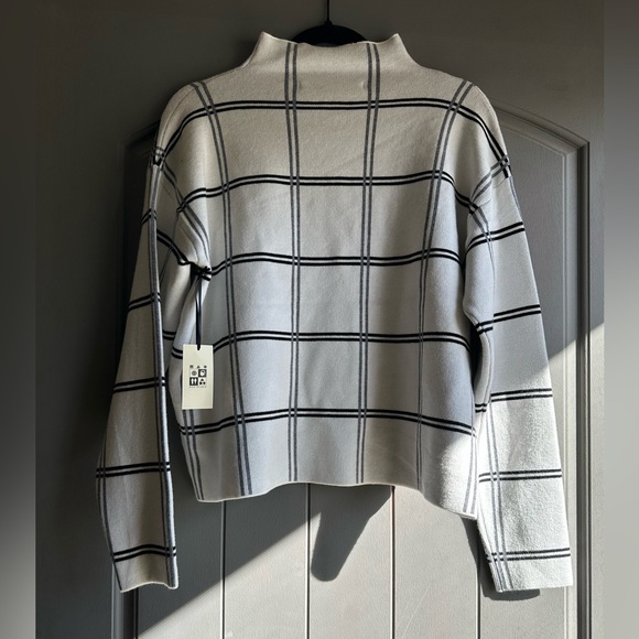 Super soft sweater. Size L NWT White with black and gray stripes - Picture 4 of 9